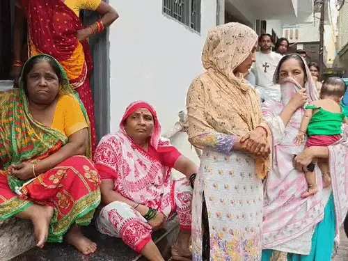 प्रयागराज में दिल दहला देने वाली वारदात: कमरे में मिली पति-पत्नी और महिला की लाश, जांच में जुटी पुलिस