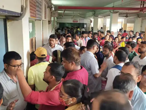 BHU के सर सुंदरलाल अस्पताल में दलालों पर सख्ती, अब LED स्क्रीन पर भी दिखाई जा रही पहचान; मरीजों से सतर्क रहने की अपील