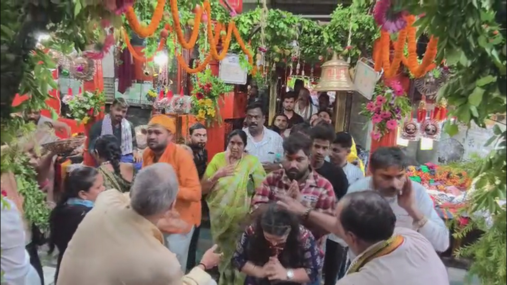 श्रावण मास में काशी के कोतवाल बाबा कालभैरव का दिव्य हिम-हरियाली शृंगार, भोर से उमड़ी श्रद्धालुओं की भीड़