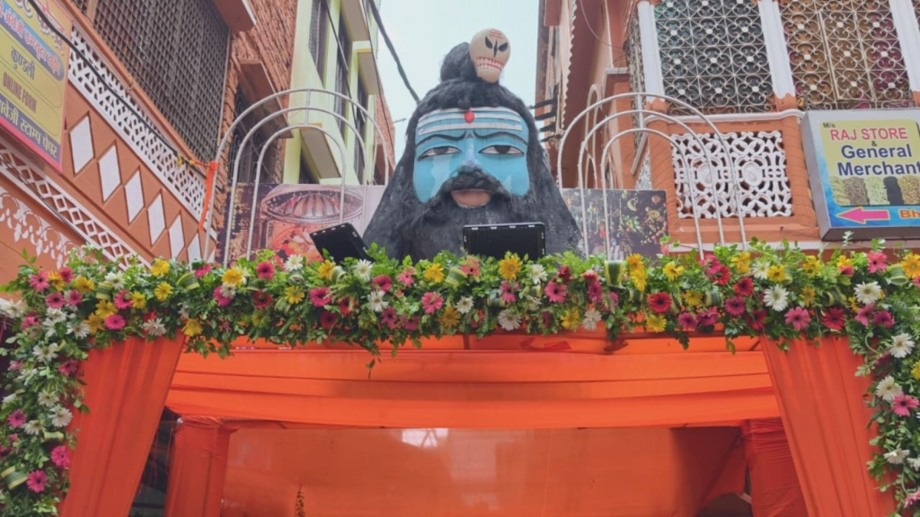 श्रावण मास में काशी के कोतवाल बाबा कालभैरव का दिव्य हिम-हरियाली शृंगार, भोर से उमड़ी श्रद्धालुओं की भीड़