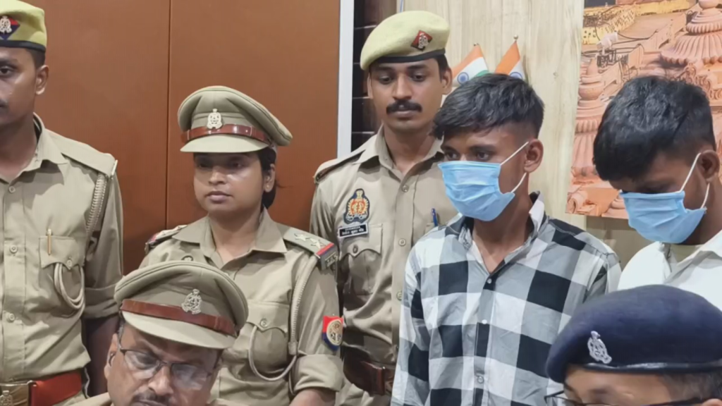 वाराणसी में चेन लूट करने वाले दो शातिर बदमाश गिरफ्तार, पुलिस ने बरामद किए नकदी, बाइक और चेन