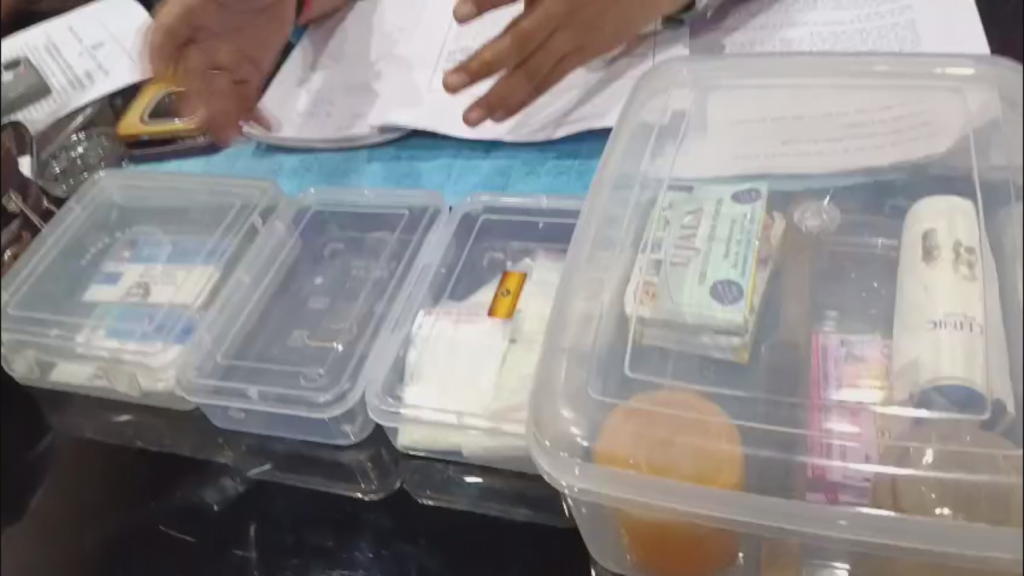 वाराणसी में चेन लूट करने वाले दो शातिर बदमाश गिरफ्तार, पुलिस ने बरामद किए नकदी, बाइक और चेन