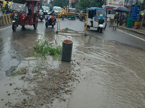 लगातार बारिश से वाराणसी बेहाल: कई इलाकों में जलभराव, सड़क धंसी, बिजली आपूर्ति प्रभावित, 48 घंटे का अलर्ट
