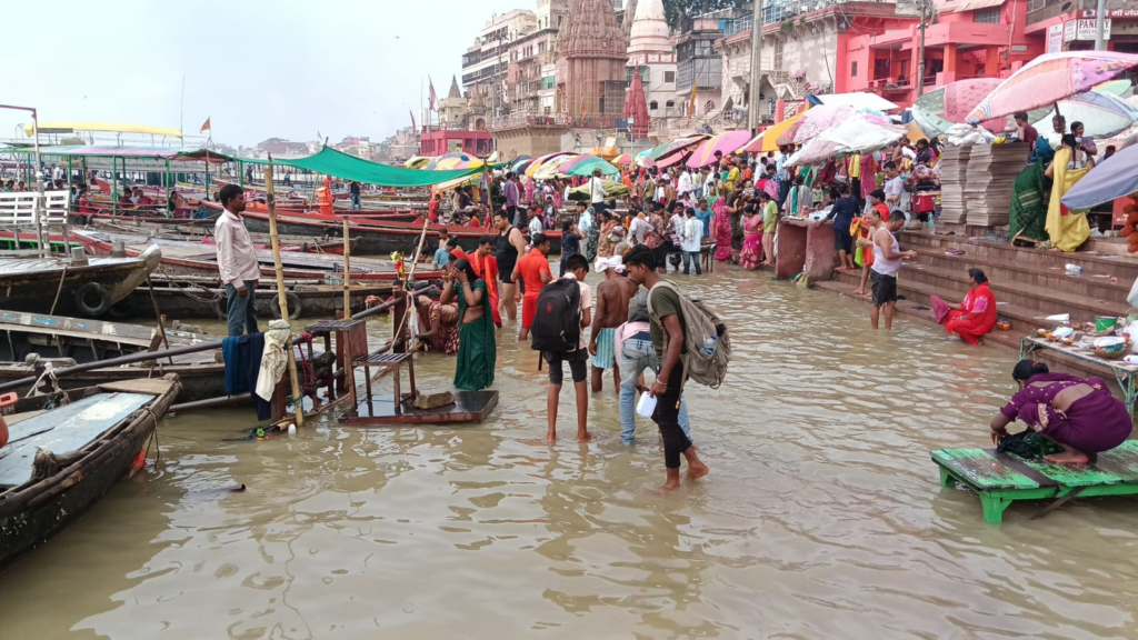 काशी में बढ़ रहा गंगा का जलस्तर, कई घाटों की सीढ़ियां जलमग्न; नाविक समाज और प्रशासन पूरी तरह अलर्ट