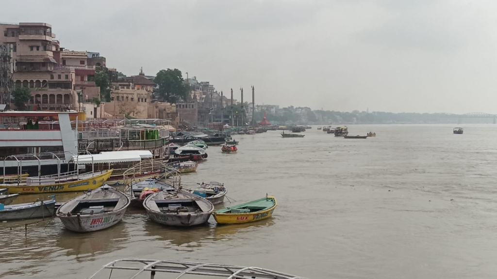 काशी में बढ़ रहा गंगा का जलस्तर, कई घाटों की सीढ़ियां जलमग्न; नाविक समाज और प्रशासन पूरी तरह अलर्ट
