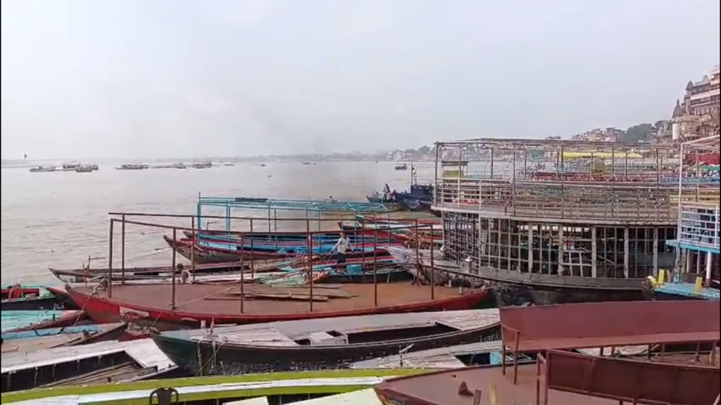काशी में बढ़ रहा गंगा का जलस्तर, कई घाटों की सीढ़ियां जलमग्न; नाविक समाज और प्रशासन पूरी तरह अलर्ट
