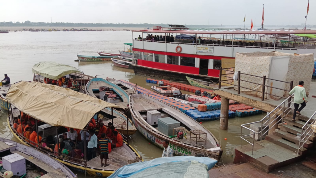 काशी में बढ़ रहा गंगा का जलस्तर, कई घाटों की सीढ़ियां जलमग्न; नाविक समाज और प्रशासन पूरी तरह अलर्ट