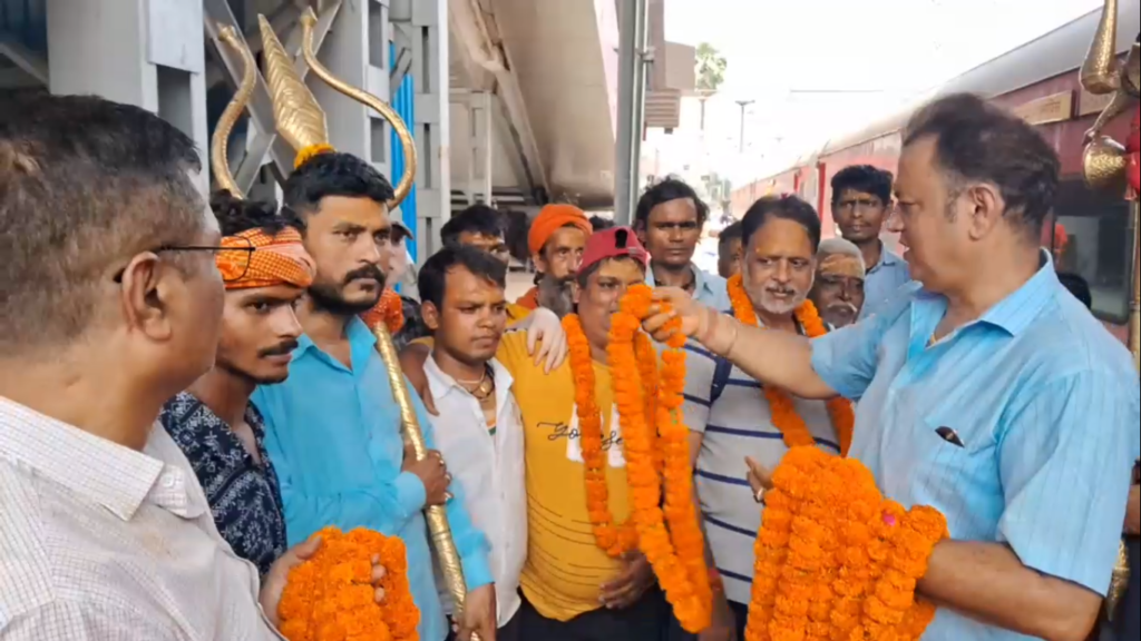 अमरनाथ यात्रियों की सेवा कर लौटे काशी के सेवक, कैंट स्टेशन पर फूलों से हुआ स्वागत; 26 वर्षों से चला आ रहा है भंडारा