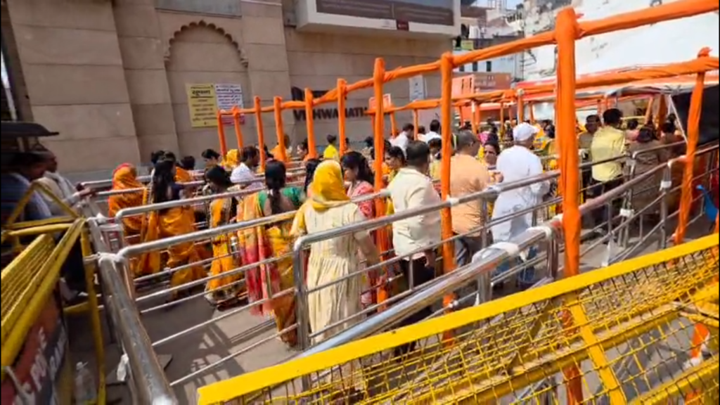 ज्ञानवापी मामले को लेकर महिलाओं ने निकाली कलश यात्रा, बाबा विश्वनाथ के दरबार में की न्याय की प्रार्थना
