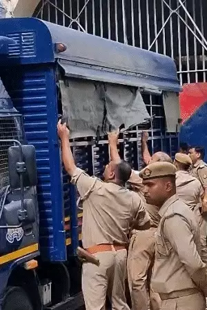प्रयागराज में अबान के जनाजे की तैयारी, अली और उमर जेल से पहुंचे; कब्रिस्तान में भारी सुरक्षा