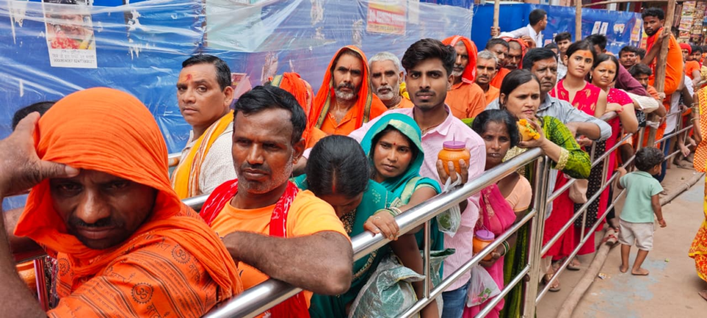 सावन के दूसरे सोमवार पर काशी में आस्था का सैलाब, बाबा विश्वनाथ के दरबार में उमड़ी लाखों की भीड़