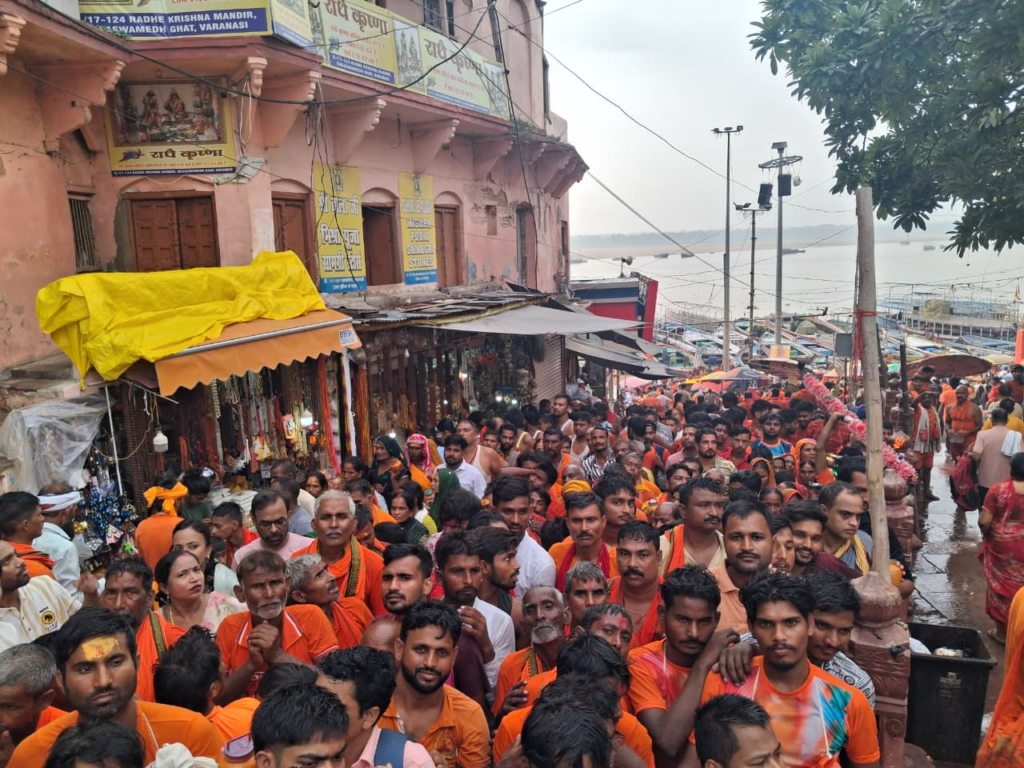 सावन के दूसरे सोमवार पर काशी में आस्था का सैलाब, बाबा विश्वनाथ के दरबार में उमड़ी लाखों की भीड़
