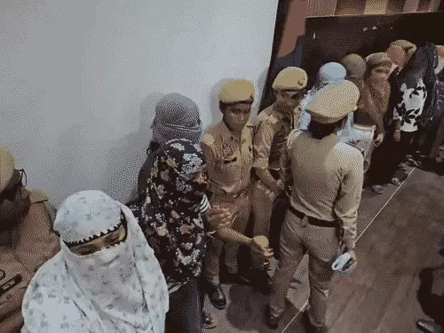 वाराणसी में शेयर ट्रेडिंग के नाम पर साइबर ठगी का बड़ा खुलासा, 32 आरोपी अदालत में पेश; 11 जेल भेजे गए, महिला टेली कॉलर्स को जमानत