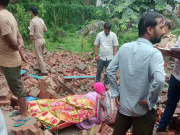 वाराणसी में बारिश बनी आफत: दीवार गिरने से पति-पत्नी की मौत, कच्चा मकान ढहने से दंपती घायल; कई इलाकों में जलभराव