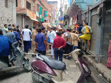 खोजवा में जलजमाव पर बवाल: सीवर चोक से परेशान लोगों ने 2 रास्ते किए जाम, जलकल GM को धरने पर बैठाया