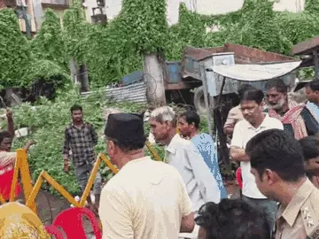 खोजवा में जलजमाव पर बवाल: सीवर चोक से परेशान लोगों ने 2 रास्ते किए जाम, जलकल GM को धरने पर बैठाया