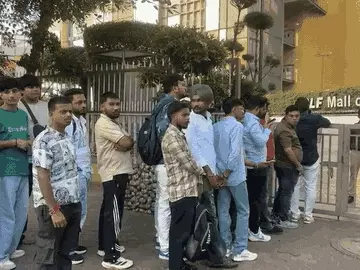 नोएडा में iPhone 18 Pro की बिक्री शुरू, सुबह छह बजे से लगी कतार