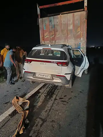 वाराणसी में भीषण हादसा: ट्रक को ओवरटेक करते समय बेकाबू हुई कार, पीछे से जा घुसी; MR की मौत