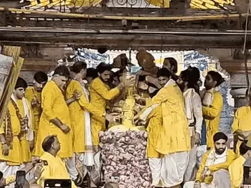 राधाष्टमी पर बरसाना में उमड़ा आस्था का सैलाब, कमल पर प्रकट हुईं राधारानी; जयकारों से गूंजा श्रीजी मंदिर