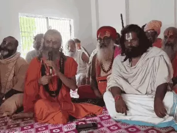 Varanasi: संत सम्मेलन में उठी मंदिरों को सरकारी नियंत्रण से मुक्त करने की मांग, धर्मांतरण पर रोक लगाने पर जोर