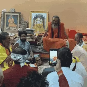 Varanasi: संत सम्मेलन में उठी मंदिरों को सरकारी नियंत्रण से मुक्त करने की मांग, धर्मांतरण पर रोक लगाने पर जोर