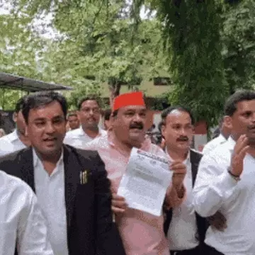 वाराणसी में पांडेयपुर और सिगरा में लगाए गए पोस्टर, सपा नेताओं ने पुलिस कमिश्नर को सौंपा ज्ञापन; CCTV फुटेज खंगालकर आरोपियों की पहचान की मांग