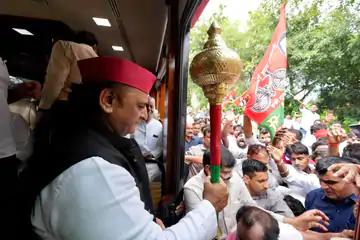 अखिलेश ने रायबरेली से फूंका 2027 का बिगुल: 1.5 करोड़ के PDA रथ पर निकले; 2-3 हजार कार्यकर्ता साथ, हाईवे पर लगा जाम