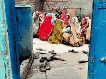 बदायूं में दर्दनाक हादसा: सड़क पर घूमकर बाइक पर गिरी टीनशीट, 24 वर्षीय युवक की गर्दन कटी; 8 दिन पहले हुआ था बेटे का जन्म