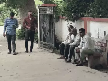 बदायूं में दर्दनाक हादसा: सड़क पर घूमकर बाइक पर गिरी टीनशीट, 24 वर्षीय युवक की गर्दन कटी; 8 दिन पहले हुआ था बेटे का जन्म