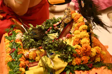 काशी में आधी रात गूंजे कृष्ण जन्म के जयकारे, बाबा विश्वनाथ के साथ लड्डू गोपाल ने दिए दर्शन