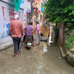 खोजवा में जलजमाव पर बवाल: सीवर चोक से परेशान लोगों ने 2 रास्ते किए जाम, जलकल GM को धरने पर बैठाया
