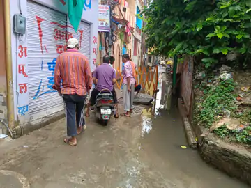 खोजवा में जलजमाव पर बवाल: सीवर चोक से परेशान लोगों ने 2 रास्ते किए जाम, जलकल GM को धरने पर बैठाया