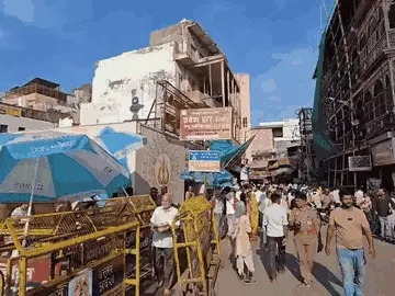 ज्ञानवापी में महिला पुलिसकर्मी से मारपीट, मां-बेटी पर केस: चेकिंग के दौरान हुआ विवाद; बाल खींचने और आईडी कार्ड तोड़कर ले जाने का आरोप