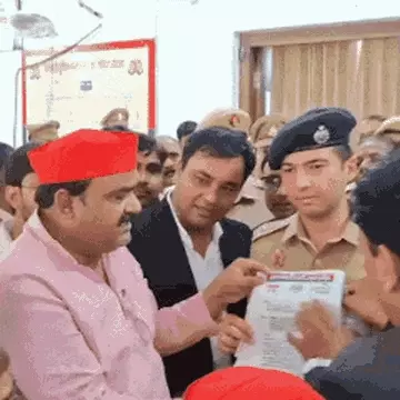वाराणसी में पांडेयपुर और सिगरा में लगाए गए पोस्टर, सपा नेताओं ने पुलिस कमिश्नर को सौंपा ज्ञापन; CCTV फुटेज खंगालकर आरोपियों की पहचान की मांग