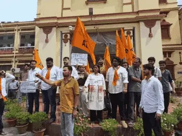 BHU में चीफ प्रॉक्टर के खिलाफ छात्रों का प्रदर्शन: केंद्रीय कार्यालय घेरने पहुंचे ABVP कार्यकर्ता, सुरक्षाकर्मियों से धक्का-मुक्की; 9 मांगें रखीं
