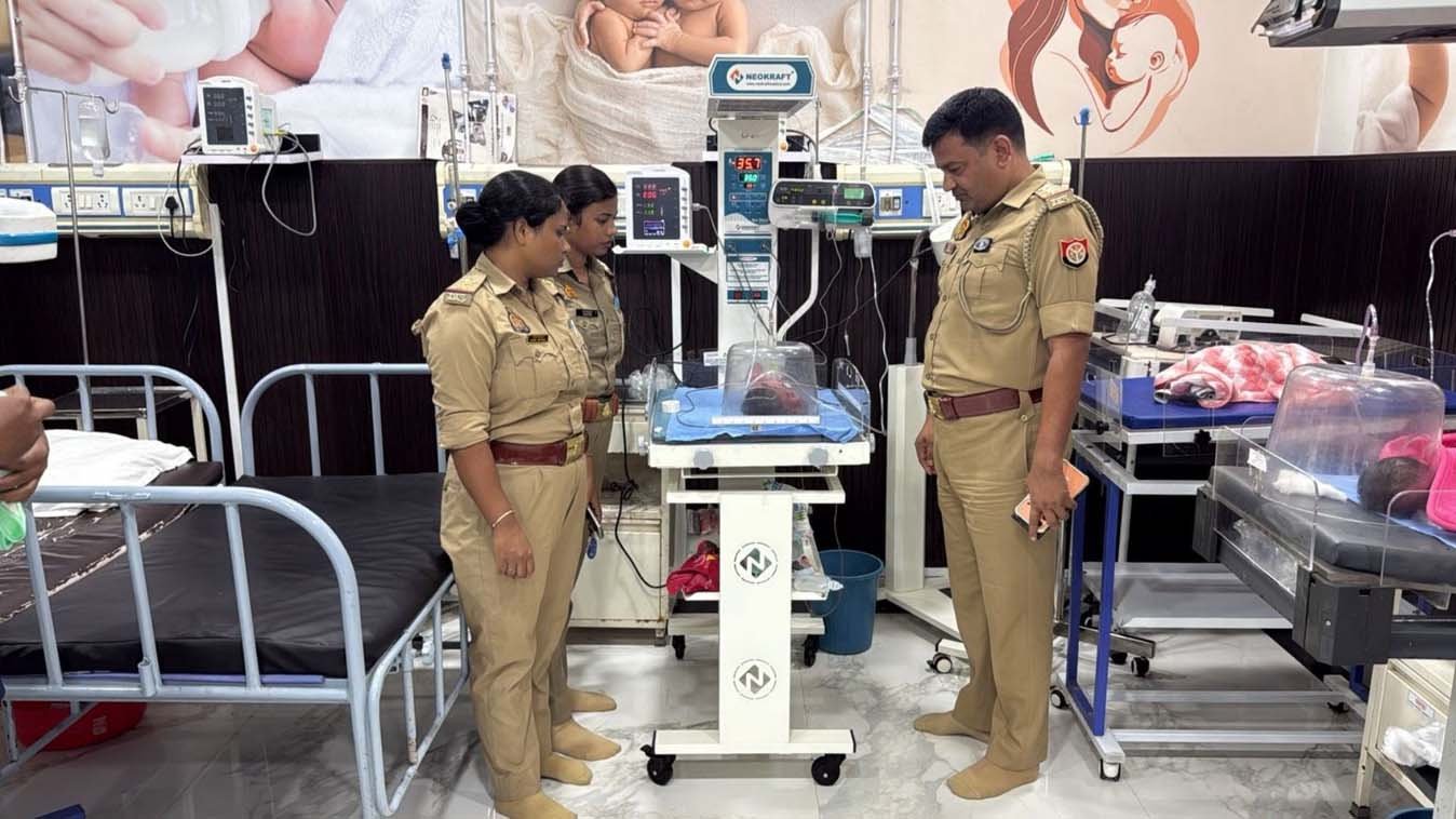 जन्म के कुछ देर बाद नवजात को खेत में फेंका: रोहनिया में ग्रामीणों ने देखा तो पुलिस को दी सूचना, थाना प्रभारी ने बचाई जान