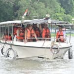 वाराणसी में गंगा का रौद्र रूप! बढ़ते जलस्तर के बीच कमिश्नर-डीएम ने संभाली कमान, मोटर बोट से बाढ़ प्रभावित इलाकों का लिया जायजा