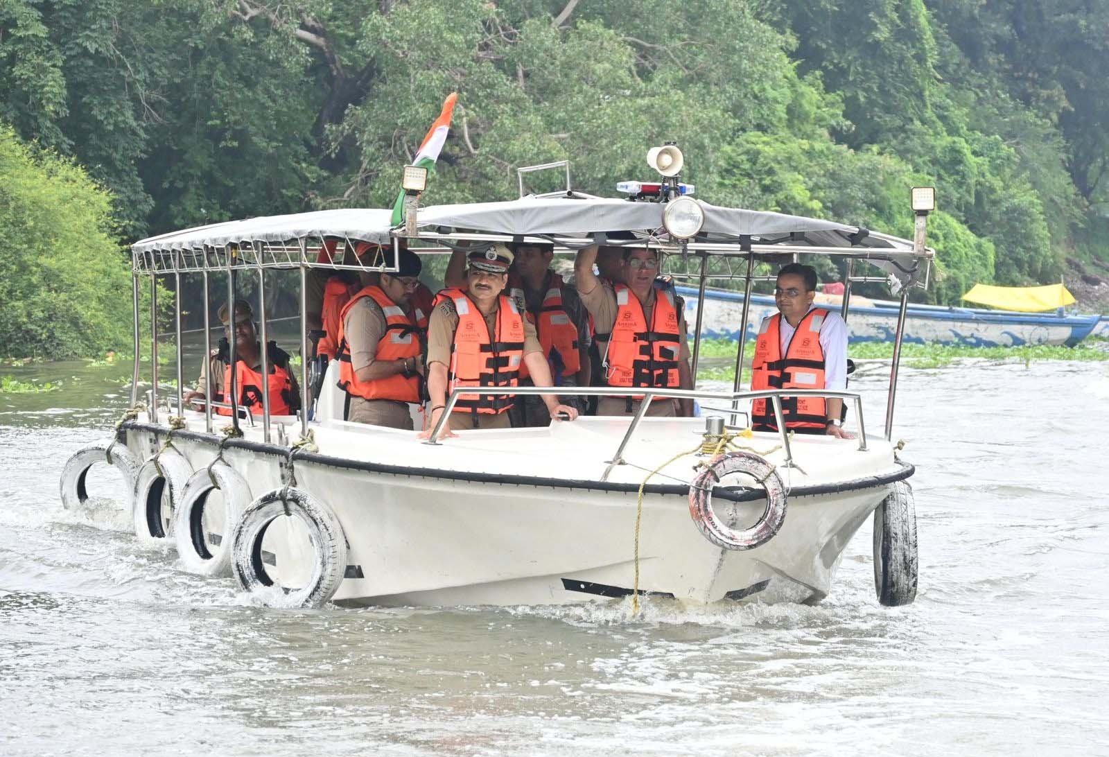वाराणसी में गंगा का रौद्र रूप! बढ़ते जलस्तर के बीच कमिश्नर-डीएम ने संभाली कमान, मोटर बोट से बाढ़ प्रभावित इलाकों का लिया जायजा
