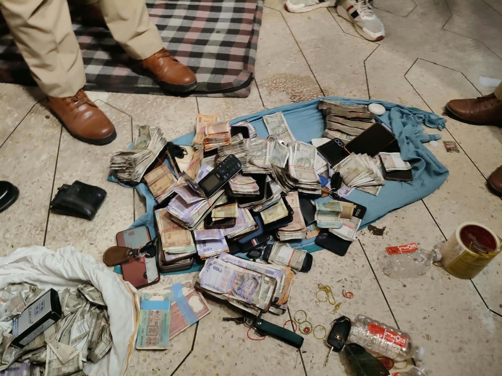 रथयात्रा में बंद मकान के भीतर चल रहा था जुए का खेल, 47 गिरफ्तार