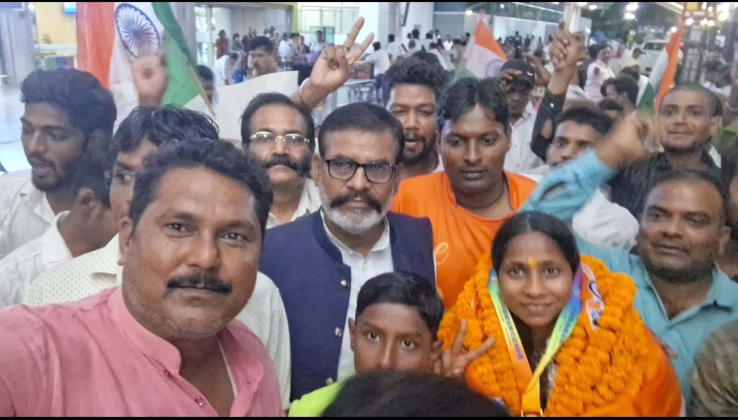 जूनियर महिला हॉकी टीम की स्वर्ण पदक विजेता मधु पटेल का वाराणसी में जोरदार स्वागत