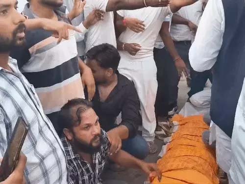 पवन यादव हत्याकांड: शव रखकर हाईवे जाम, मुआवजे और नौकरी की मांग पर अड़े परिजन