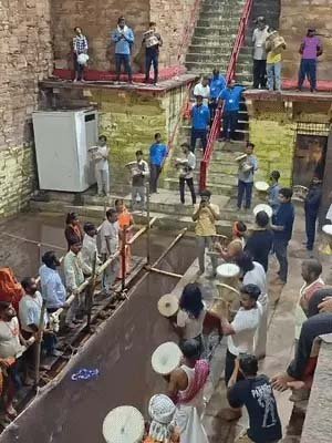 काशी के लोलार्क कुंड में आस्था का सैलाब, 3 KM लंबी कतार; 2 लाख से ज्यादा श्रद्धालुओं ने किया स्नान