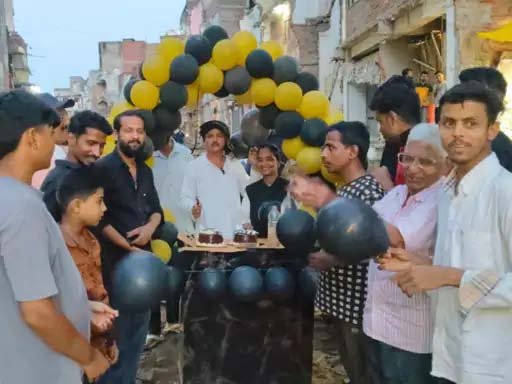 PM मोदी के जन्मदिन पर दालमंडी में ब्लैक केक काटकर विरोध: काली पगड़ी-गमछा पहनकर जताई नाराजगी, बोले- चौड़ीकरण से कारोबार प्रभावित