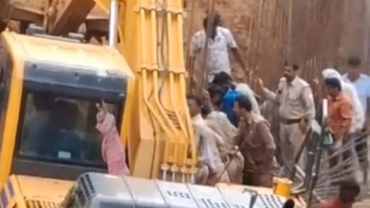 आगरा में बड़ा हादसा: नाला निर्माण के दौरान धंसी मिट्टी, तीन मजदूर दबे; दो की मौत, एक की हालत गंभीर