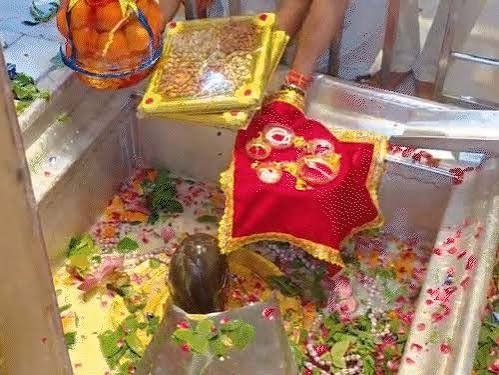 जन्माष्टमी पर काशी से मथुरा पहुंची भक्ति की भेंट, 15 देशों के 100 से अधिक देवालयों के संदेश भी साथ