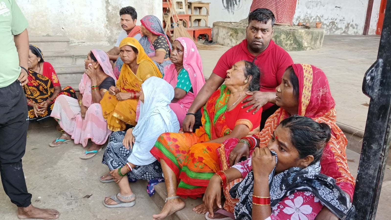 पिशाचमोचन कुंड में डूबने से युवक की मौत, पोस्टमार्टम के विरोध में परिजनों का हंगामा; शव लेकर भागे, पुलिस ने पकड़ा