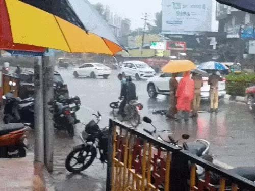वाराणसी में बस ने बाइक सवार को कुचला: MTech के बाद पिता के साथ करते थे ठेकेदारी, पत्नी और 2 बच्चों का रो-रोकर बुरा हाल