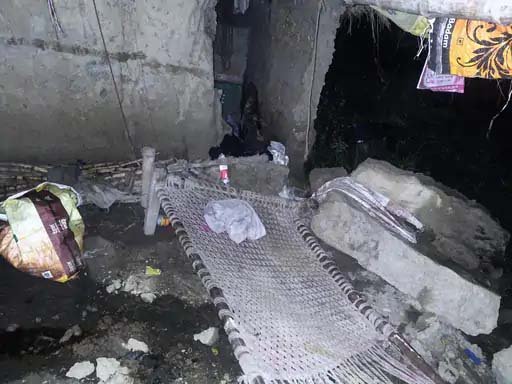 वाराणसी में बारिश के बीच गिरी जर्जर दीवार: मलबे में दबकर 70 वर्षीय बुजुर्ग की मौत, अस्पताल ले जाते समय तोड़ा दम