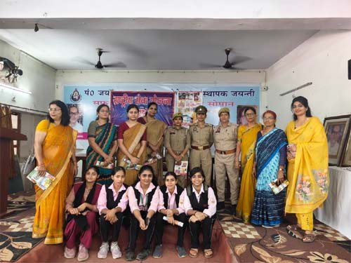 वाराणसी में छात्राओं को पुलिस ने किया जागरूक: एंटी रोमियो टीम ने महिला सुरक्षा और साइबर ठगी से बचने के बताए तरीके