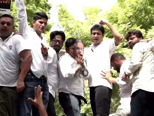 CEC ज्ञानेश कुमार के इस्तीफे की मांग तेज, सड़कों से विधानसभा तक हंगामा; SIR पर सुप्रीम कोर्ट में याचिका